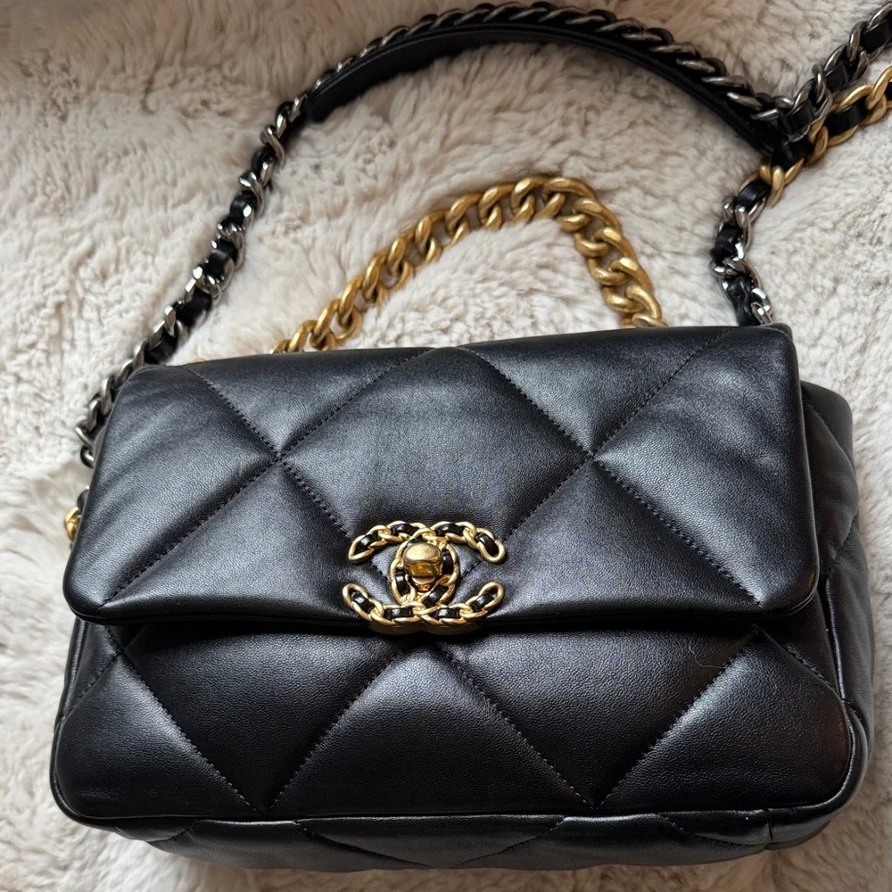 Chic Black Quilted Leather Bag - Picture 1 of 16